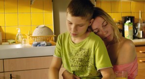 Jimmy (Alexi Mathieu) et Pris sa mère (Angelica Sarre).