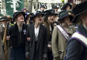 Maud Watts (Carey Mulligan) au milieu d'une manifestation de suffragettes. DR