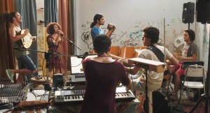 Farah (Baya Medhaffar) et ses amis musiciens en répétition. DR
