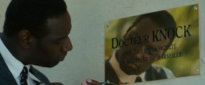 Le docteur Knock (Omar Sy) s'installe à Saint-Maurice.