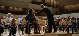 "Tar": Lydia Tar (Cate Blanchett) en pleine répétition avec la violoncelliste Olga Metkina (Sophie Kauer). DR