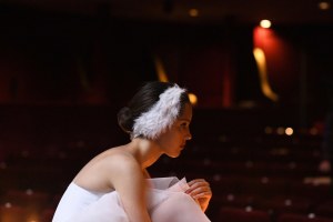 Houria (Lyna Khoudri) ou le rêve fracassé de la ballerine. Photo Etienne Rougery