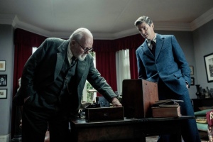 Quand Freud (Anthony Hopkins) rencontre C.S. Lewis (Matthew Goode). DR