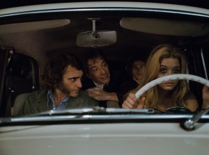 Doc (Joaquin Phoenix), le Dr Rudy Blatnoyd (Martin Short) et Japonica (Sasha Pieterse) en plein trip. DR