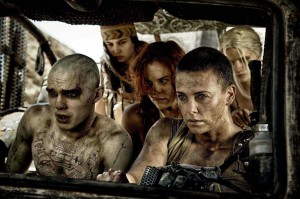 Furiosa (Charlize Theron) au volant de son "Porte-Guerre". DR