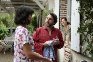 Michel entre Mila (Vimala Pons) et Laetitia (Agnès Jaoui).