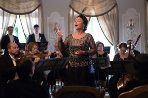 Marguerite Dumont (Catherine Frot) chante dans son salon...