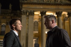 Brandt (Jeremy Renner) et le directeur de la CIA (Alec Baldwin). DR