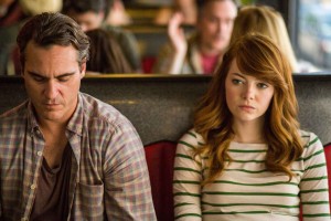 Abe (Joaquin Phoenix) et Jill (Emma Stone) surprennent une conversation qui va changer leur vie. DR