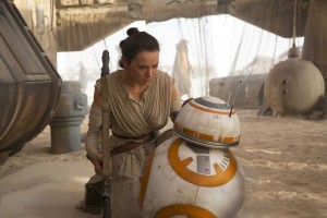 Rey (Daisy Ridley) et l'amusant droïde BB-8. 