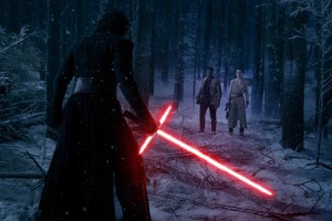 Kylo Ren (Adam Driver) a dégainé son sabre laser...