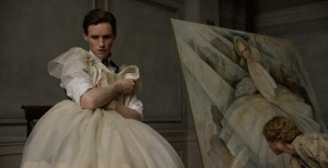 Einar (Eddie Redmayne) éprouve l'inattendu  frisson de la soie.