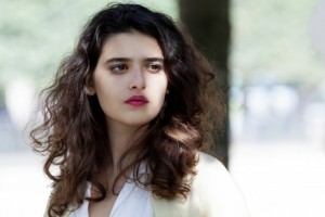 Lina (Manal Issa) dans les rues de Paris. DR