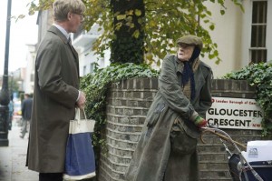 Alan Bennett (Alex Jennings) et Miss Shepherd (Maggie Smith) dans Gloucester Crescent. DR