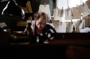 Céline (Denis Lavant) en pleine écriture. DR