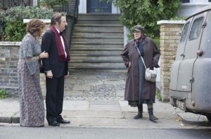 A Camden Town, Miss Shepherd (Maggie Smith) et son véhicule. DR