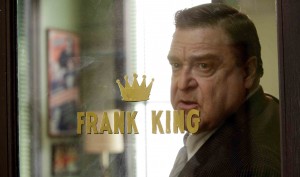 Frank King (John Goodman), tonitruant producteur de séries B. DR 