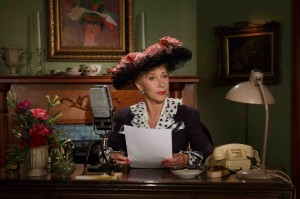 Helen Mirren incarne une Hedda Hopper très anti-communiste. DR