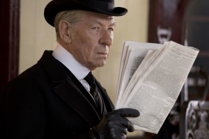 Sherlock Holmes (Ian McKellen) mène l'enquête. DR