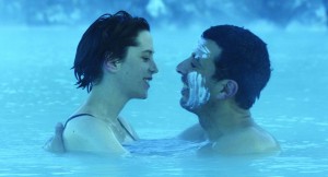 Agathe et Samir dans les eaux chaudes du Blue Lagoon islandais. DR