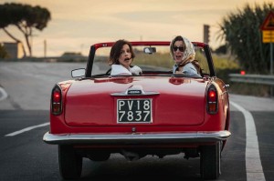 Donatella (Micaela Ramazzoti) et Beatrice (Valeria Bruni Tedeschi) sur la route.
