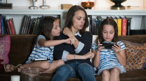 Marie (Bérénice Béjo) avec Jade et Margaux. DR