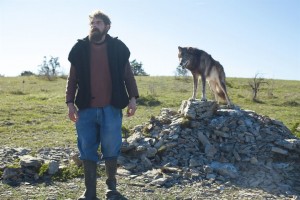 Léo (Damien Bonnard) et le loup. DR