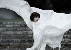 Loïe Fuller (Soko) en plein mouvement.