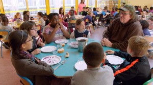 Michael Moore se met à table dans une cantine scolaire française... DR