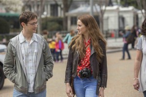 Snowden (Joseph Gordon-Levitt) et son amie Lindsay (Shailene Woodley). DR