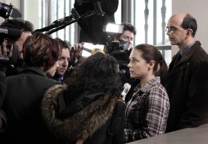 Irène Frachon (Sidse Babett Knudsen) face aux médias. Photos Jean-Claude Lother