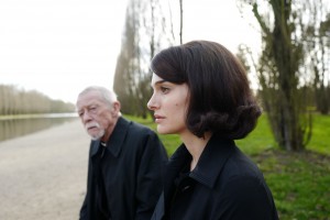 Le prêtre (John Hurt) et Jackie (Natalie Portman). DR