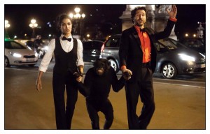 Faeza (Sabrina Ouazini), le singe et Luigi (Edouard Baer) dans la nuit parisienne. Photos Pascal Chantier