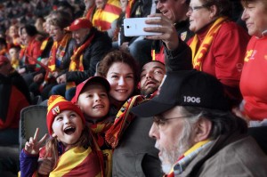 Pauline, ses enfants, son père et Stéphane au stade Bollaert à Lens. DR