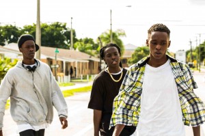 Chiron (Ashton Sanders, à d.) au sortir du lycée. DR