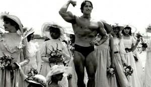 En 1977, Arnold Schwarzenegger fait la promotion sur la Croisette de "Pumping Iron" dans lequel il joue son propre rôle de culturiste. DR