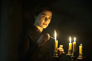 Rachel Weisz incarne une veuve intrigante. DR 