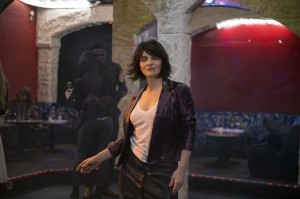 Isabelle (Juliette Binoche) s'étourdit en discothèque. DR