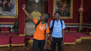 Maya (Tabono Tandia) et Seydou (Abdoulaye Diallo) en sortie de classe à Versailles.