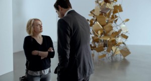 Christian (Claes Bang) interviewé par Anne (Elisabeth Moss). DR