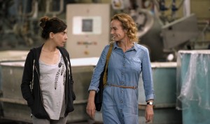 Nadia (Lubna Azabal) et Edith (Sandrine Bonnaire) dans leur usine textile. DR