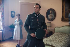 Le capitaine Brandt (Jai Courtney) et Mieke (Lily James). DR