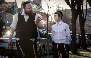 Un père (Menashé Lustig) et son fils (Ruben Niborski). Photo Federica Valabrega