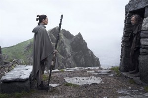 Quand Rey (Daisy Ridley) retrouve Luke Skywalker (Mark Hamill).