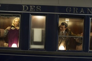 Mrs Hubbard et Ratchett (Johnny Depp) dans le train. DR