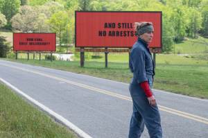 Mildred Hayes (Frances McDormand) et les panneaux de vengeance. DR