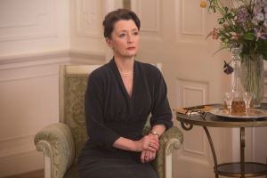 Lesley Manville incarne Cyril, soeur de Reynolds et pilier de la maison. DR