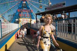 Carolina (Juno Temple) arrive à Coney Island. DR