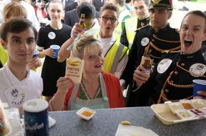 Cathy Tuche (Isabelle Nanty) championne du monde des frites. DR