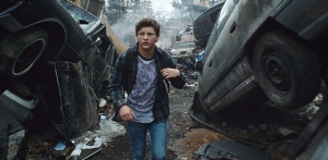 Wade Watts (Tye Sheridan) dans une ville désolée. DR